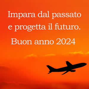 cartolina di benvenuto 2024 con una frase di auguri ed un aereo in volo